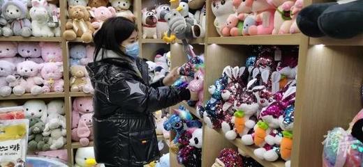 義烏中國(guó)小商品城開市了!能否實(shí)現(xiàn)&ldquo;人手一墩&rdquo;?記者走訪多家毛絨玩具店